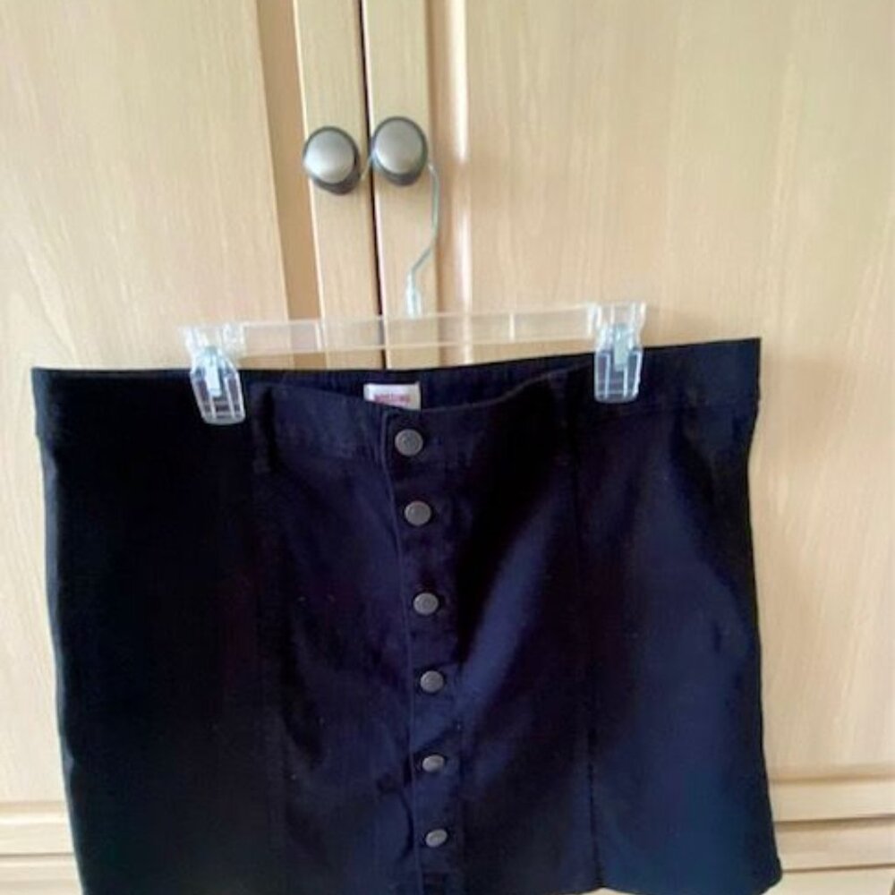 Black button skirt
